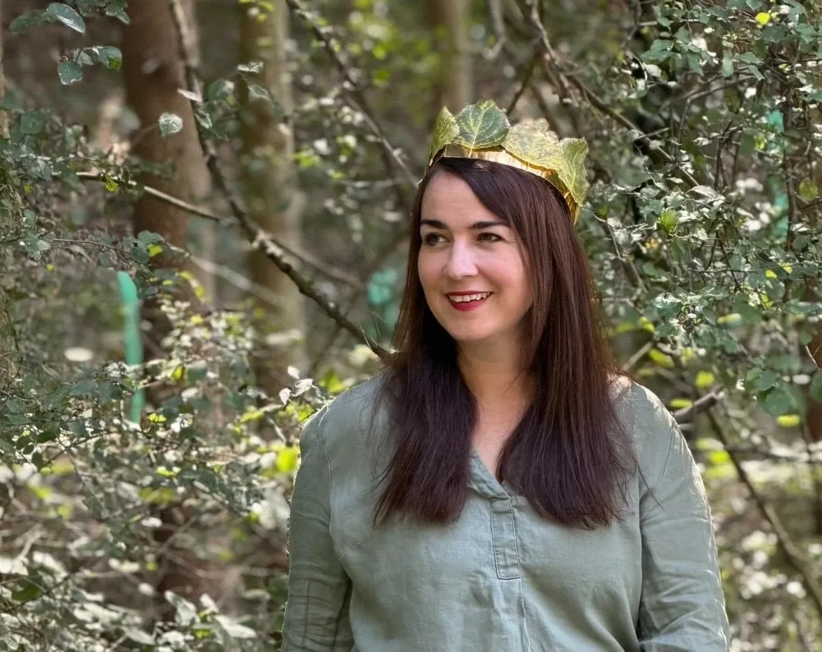 Sandra Fabri im Wald, mit einer Krone aus Blättern